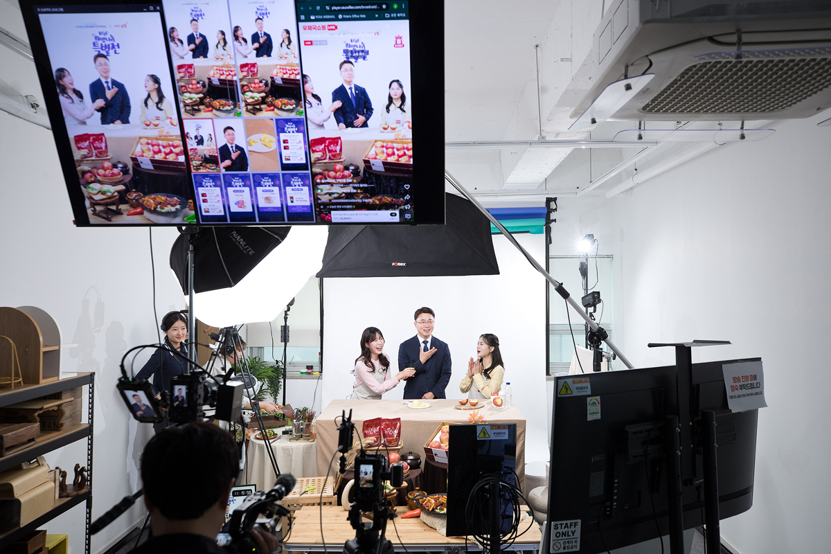 Vice Minister Ryu Makes Appearance on Korea Post Shopping Livestream 이미지