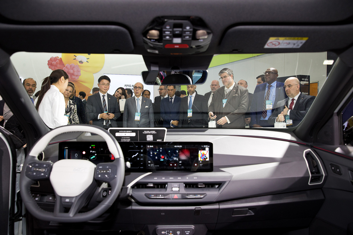 Vice Minister Attends World IT Show 2026 Exhibition Tour with Foreign Diplomats in Korea 이미지